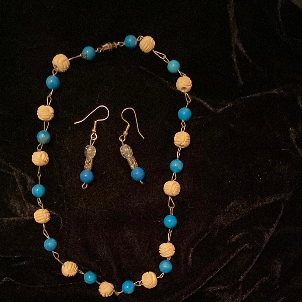Handmade beaded semi prescious beaded necklace size 16 inch with earrings